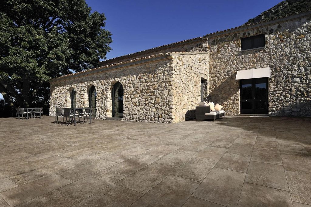 Realizace Exteriérová přírodní dlažba od výrobce Coem Ceramiche Loire Moka