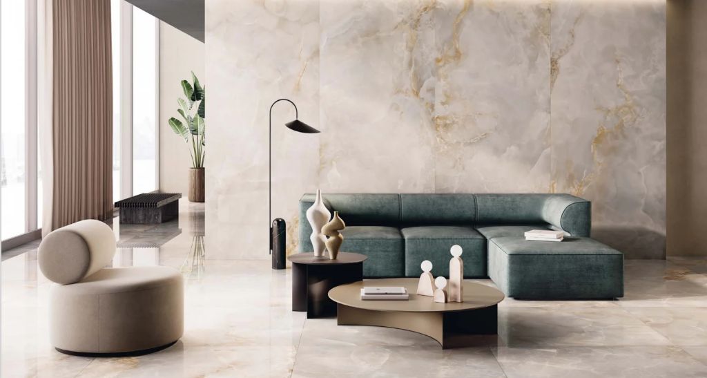 Realizace Realizace moderní obývací místnosti Onice Effect Cloudy Grey ze serie Wide Gress 280