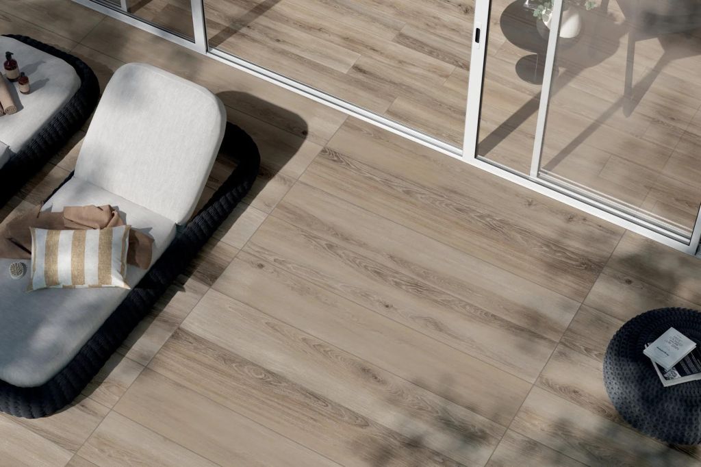 Realizace Použití stejného vzhledu dlažby pro vnitřní a venkovní prostory ze série ABK Eco Chic