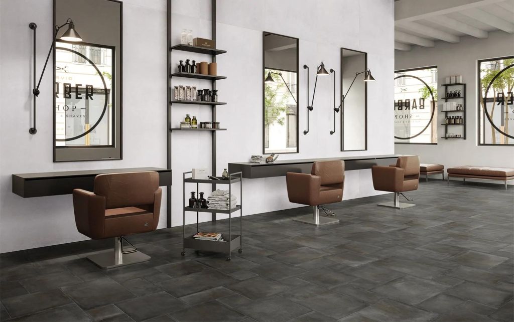 Realizace Barber shop s dlažbou Crete Piombo (Cerdomus)