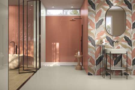 Starorůžové obklady APE Tonality Rouge 60x120 Matt. Rett. v kombinaci s obloukovou mozaikou Malla Tear Rouge mix 37,3x24,5 a dekorem Wallpaper Rouge 60X120 Rett. 