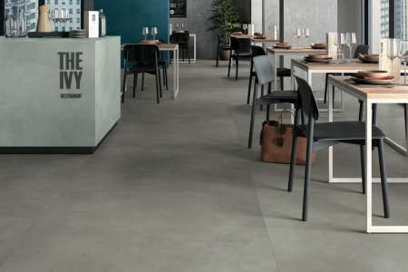Šedá velká dlažba v restauraci ze serie Mirage Clay