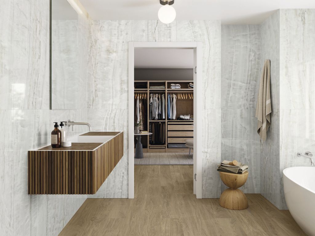 Realizace Luxusní koupelna imitující přírodní kámen Onyx - APE Tonality