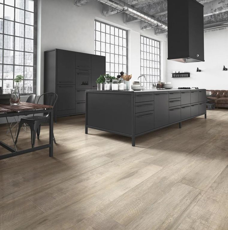 Realizace Tmavá industriální kuchyň se světlou dlažbou jako dřevo Serenissima Norway