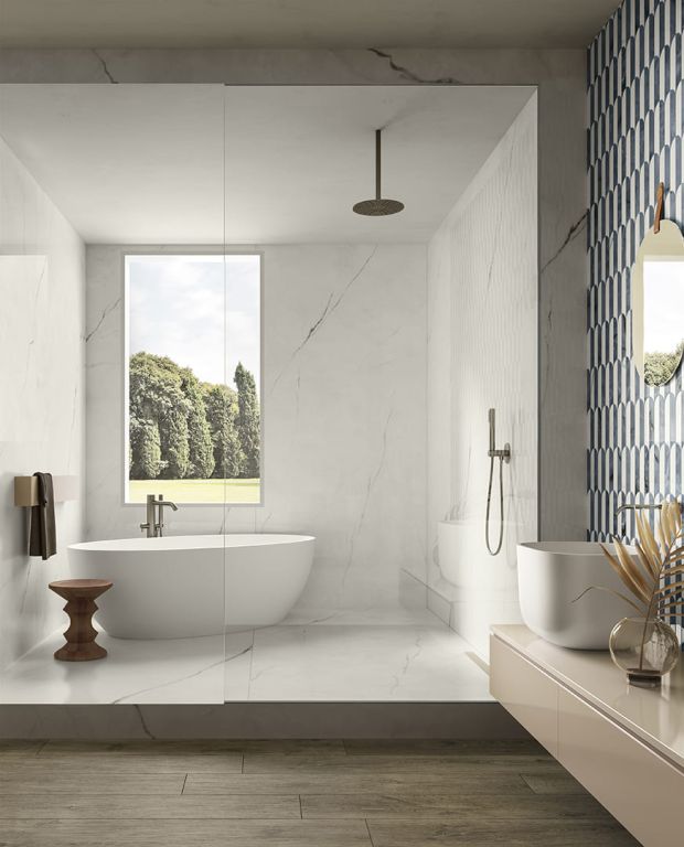 Realizace Bílé obklady a dlažba jako mramor v koupelně ze série Del Conca Premiere
