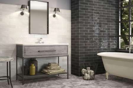 Černobílá kombinace Opal White a Opal Black v koupelně, doplněný o proměnlivý Decor White (Cifre)