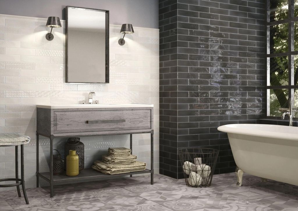 Realizace Černobílá kombinace Opal White a Opal Black v koupelně, doplněný o proměnlivý Decor White (Cifre)