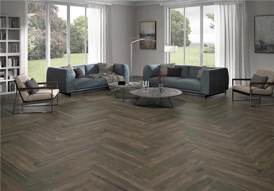 Realizace Tmavě hnědá dlažba jako dřevo v obývacím pokoji ze série Alaplana Lakeland.