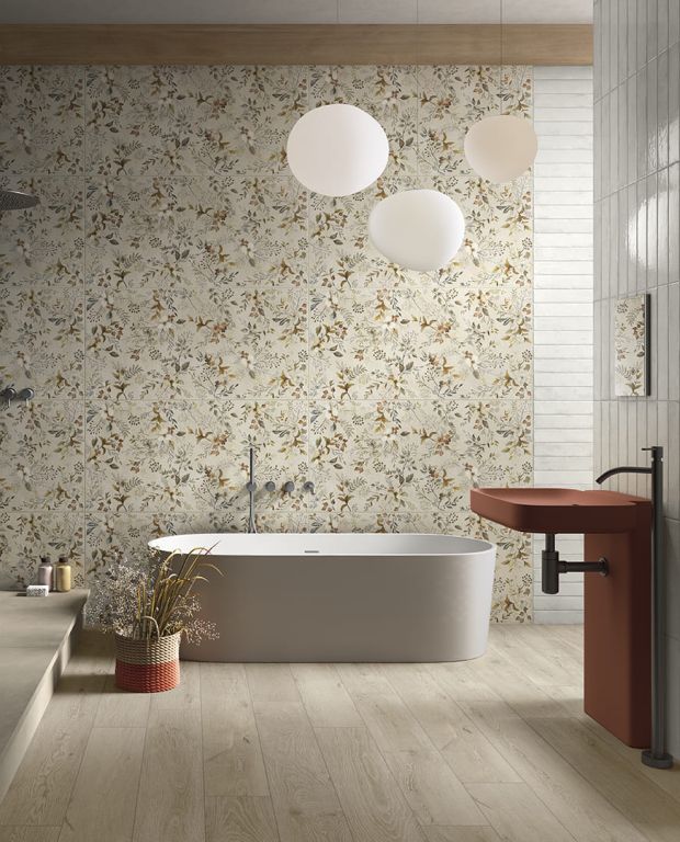 Realizace Koupelna s květinovými obklady ze série Del Conca Deco Studio.