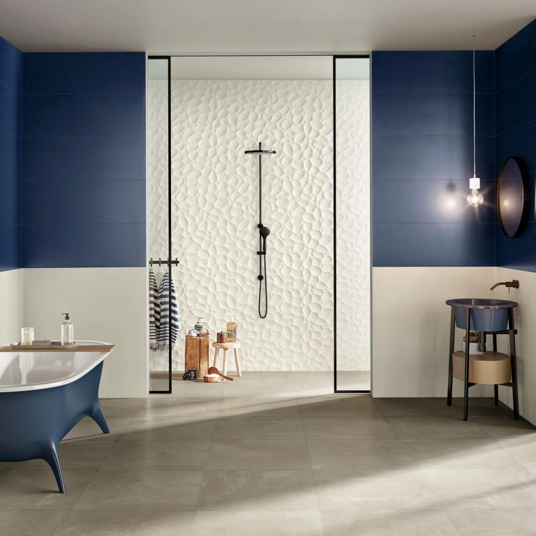 Realizace ORIGINÁLNÍ modro-bílá koupelna s obkladem LOVE Genesis Leaf White a Deep Blue