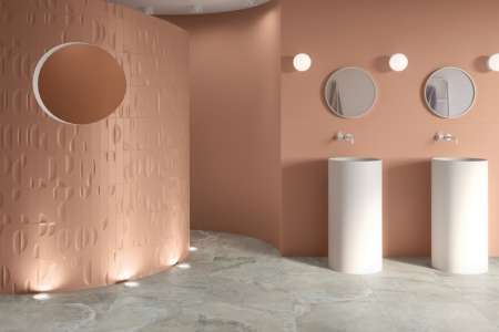 Dekorativní obklad APE LOOP TERRACOTA v kombinaci s hladkým velkoformátovým obkladem APE Four Season Terracotta