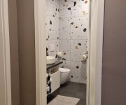 Inspirace: Moderní dětská koupelna s dlažbou Cerpa OBI v hravém terrazzo stylu