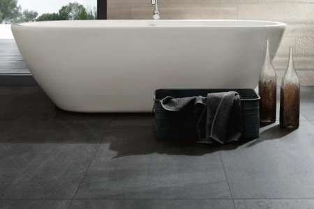 Realizace koupelny s tmavou podlahou a světlým podkaldem Graphite a Deco Grey ze serie Coem Brit Stone