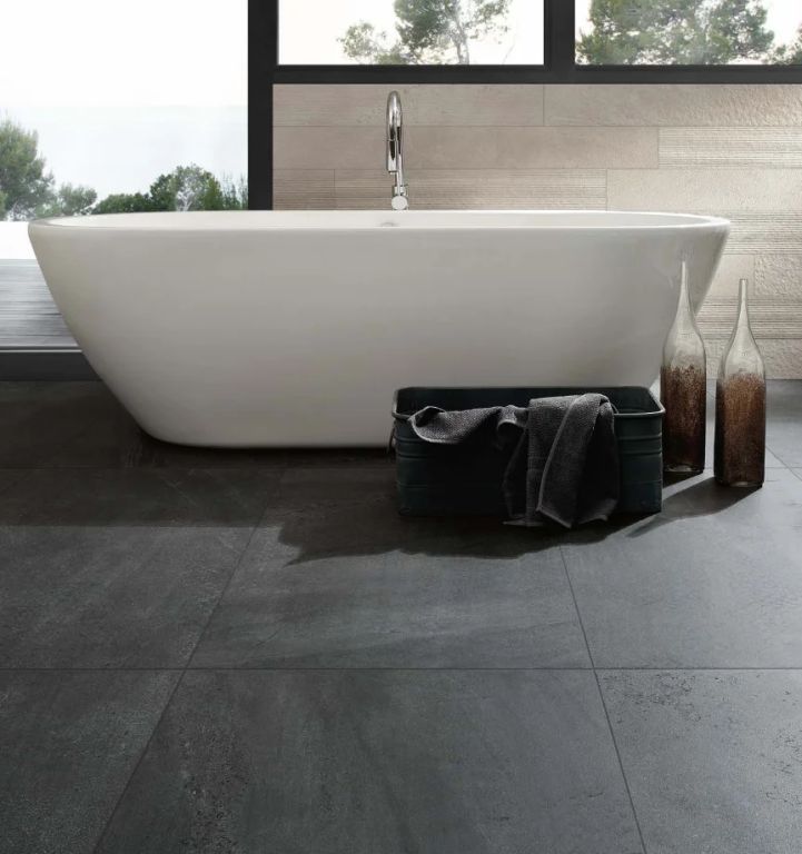 Realizace Realizace koupelny s tmavou podlahou a světlým podkaldem Graphite a Deco Grey ze serie Coem Brit Stone