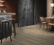 Vinylová podlaha SPC Essenze Fumé 18,2x122 cm – moderní kompozitní podlaha v dekoru tmavého dřeva (skladem)