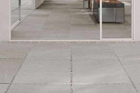 Šedá 2 cm dlažba na terase ze série Tuscania Limestone.