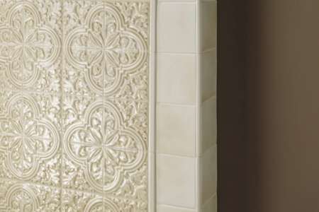 Béžový vintage obklad s plastickým dekorm Ceramiche Grazia Formelle