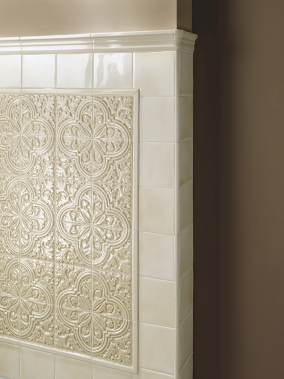 Realizace Béžový vintage obklad s plastickým dekorm Ceramiche Grazia Formelle