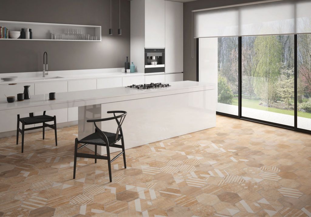 Realizace Dlažba se vzory v imitaci dřeva na hexagoně Codicer Hex 25 Harlem Beige Mix