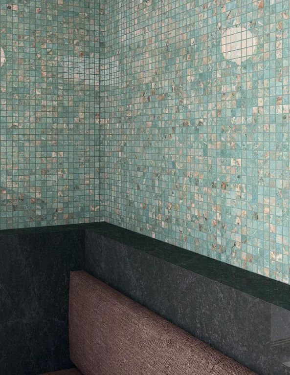 Realizace Detail mozaikové zdi ze série Marca Corona Foyer Royal Green Ama Tessere