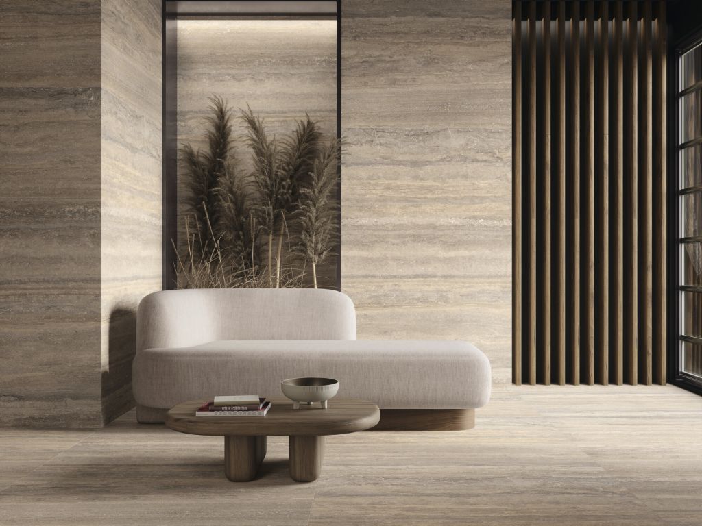 Realizace Minimalistický interiér s hřejivým dekorem travertinu Tibur Brown