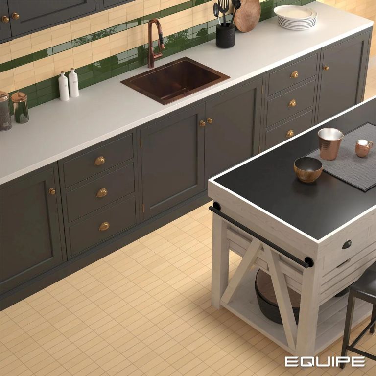 Realizace Fango Natura a Fango Green Gloss - kuchyně v kombinaci barev a povrchů (Equipe)