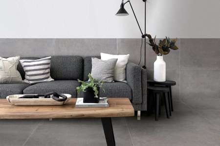 Útulný obývací pokoj s použitím šedého obkladu a dlažby Brennero Mood Iron 45x90