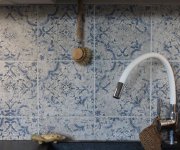 Modro-bílá vzorovaná retro dlažba Xclusive Mystique Maia 20,5x20,5