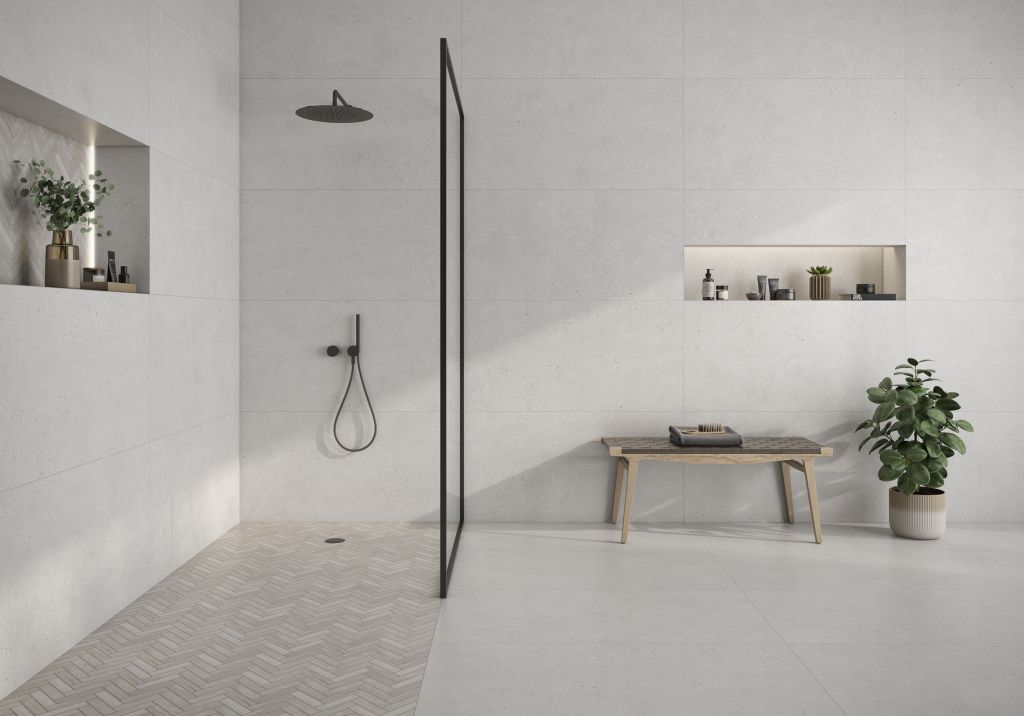 Realizace Moderní koupelna s dlažbou Navarti Levin Pearl 