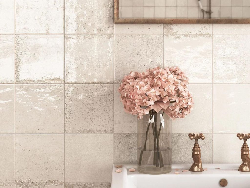 Realizace Elegantní obklady Bestile Carmen Beige ve čtvercovém formátu 15x15