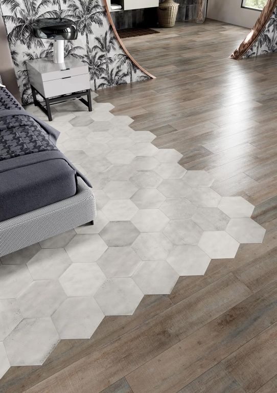 Realizace Světlé hexagony CIR Fuoritono na podlaze v ložnici 