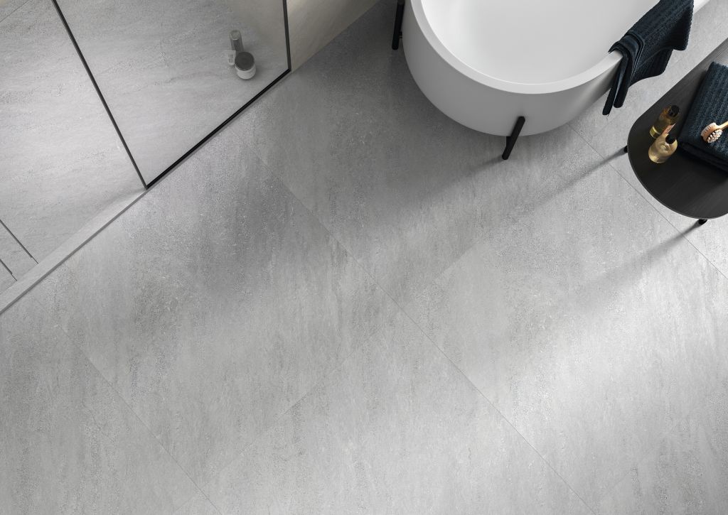Realizace Světle šedá dlažba v koupelně ze série Cifre Kliff.