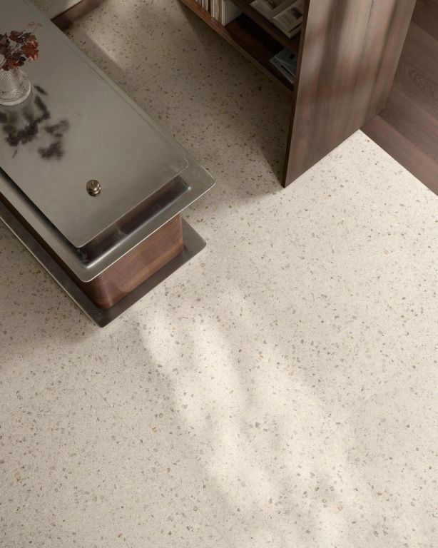 Realizace Krémová dlažba s terrazzo strukturou Sant Agostino Glow