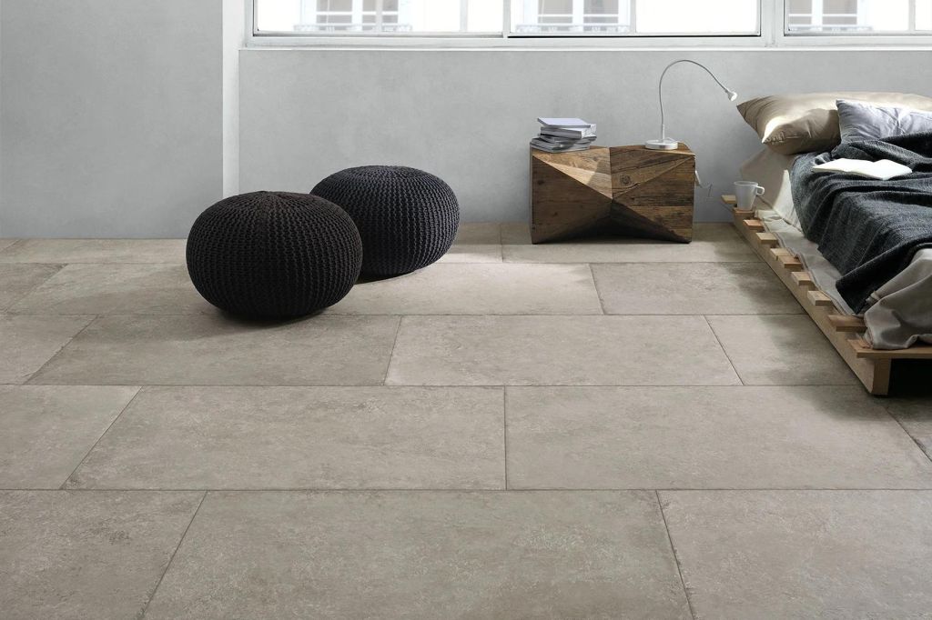 Realizace Šedo-béžová vnitřní dlažba od výrobce Coem Ceramiche Castle v barvě Grey 60,4x90,6