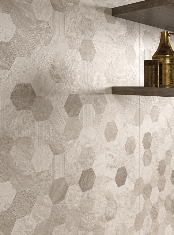 Realizace Hexagonální béžové obklady na zdi v kuchyni ze série Piemme Evoluta.
