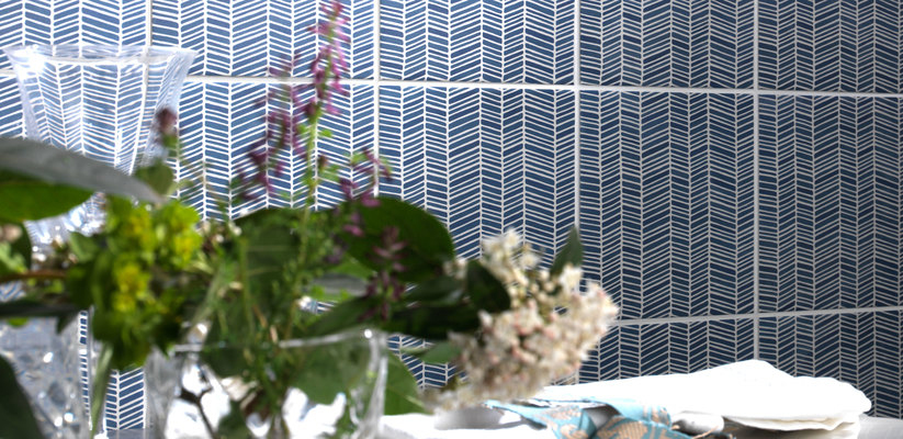 Realizace Modrý vzorovaný obklad Tonalite Aquarel Decoro Stripe Blu 15x15cm
