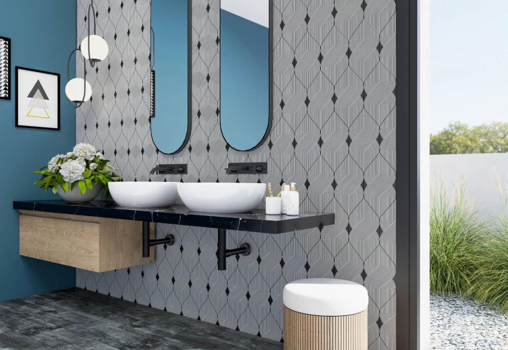 Realizace Koupelna obložená dlaždicemi Codicer Streamline Glass Black ve tvaru Kayak