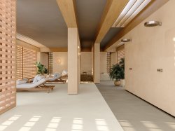sauna s odpočívárnou v uklidňujících pastelových barvách