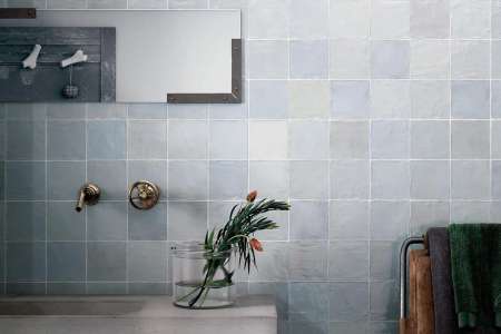 Světlé šedomodré obklady v retro koupelně Equipe La Riviera Lavanda Blue 13,2x13,2