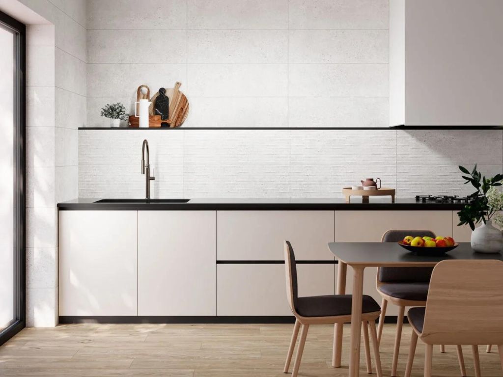 Realizace Moderní světlá kuchyně se strukturovaným obkladem
