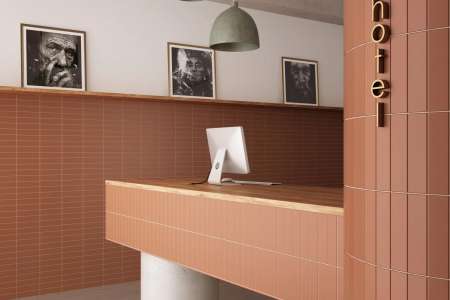 Matný obklad cihlové barvy Equipe Costa Nova Terra Matt v recepci hotelu