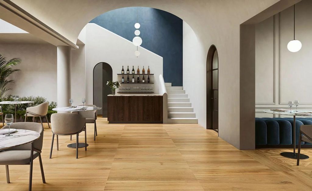 Realizace Stylová restaurace s podlahou z dlažby v imitaci dřeva ze série Serenissima I Roveri