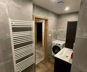 Stylová koupelna v industriálním stylu – imitace betonu a kovu, čisté linie