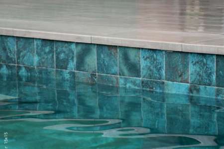 Správně zvolené obklady podtrhnou luxusní vzhled Vašeho bazénu - Gres Aragón Ocean Green River 15x15