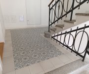 Realizace chodby naší zákaznice, Deco Anthology Original B Light Blue v kombinaci s Deco Anthology White 