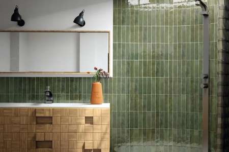 Krásná moderní koupelna se zelenými obklady Equipe Tribeca Sage Green