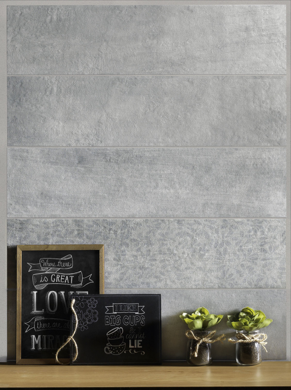 Realizace Dlažba v dekoru dřeva La Fenice Shabby Wood Grigio 15x60 a dekor Petalli Grigio