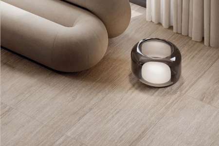 Realizace šedo-béžové obývací místnosti Argilla ze serie Versatile Deco Vein 