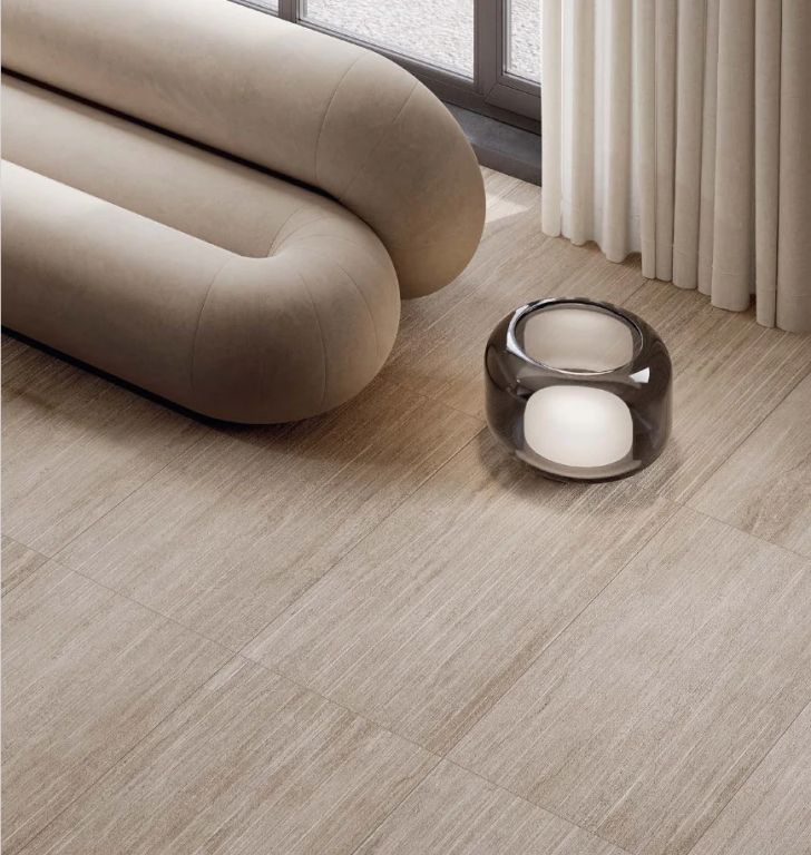 Realizace Realizace šedo-béžové obývací místnosti Argilla ze serie Versatile Deco Vein 