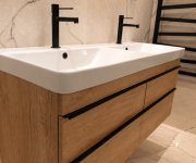 Koupelna LUMERA – harmonie přírodního dubu, elegantního mramoru a matné černé